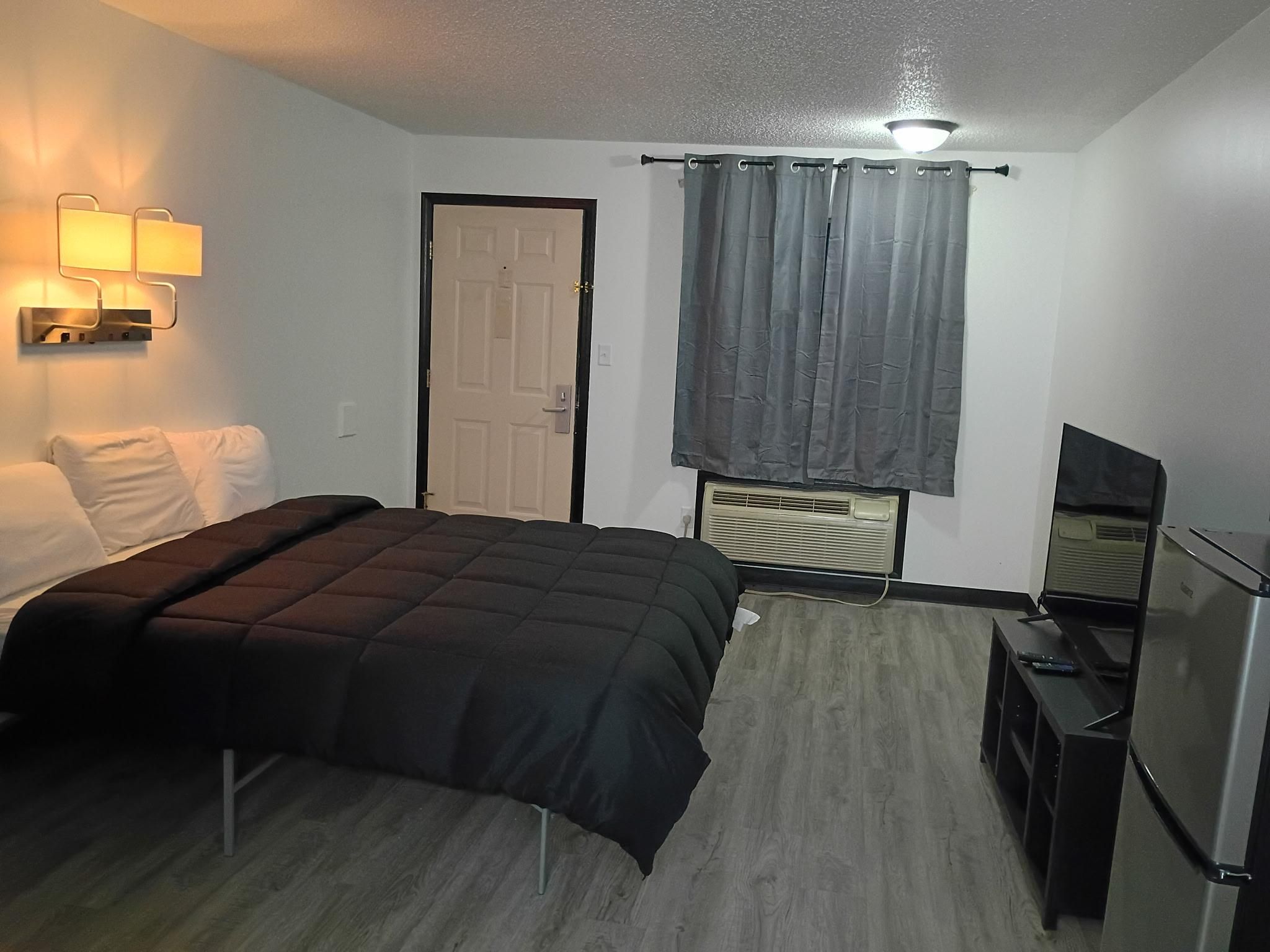 Renovated King ADA Pet-Friendly Room
