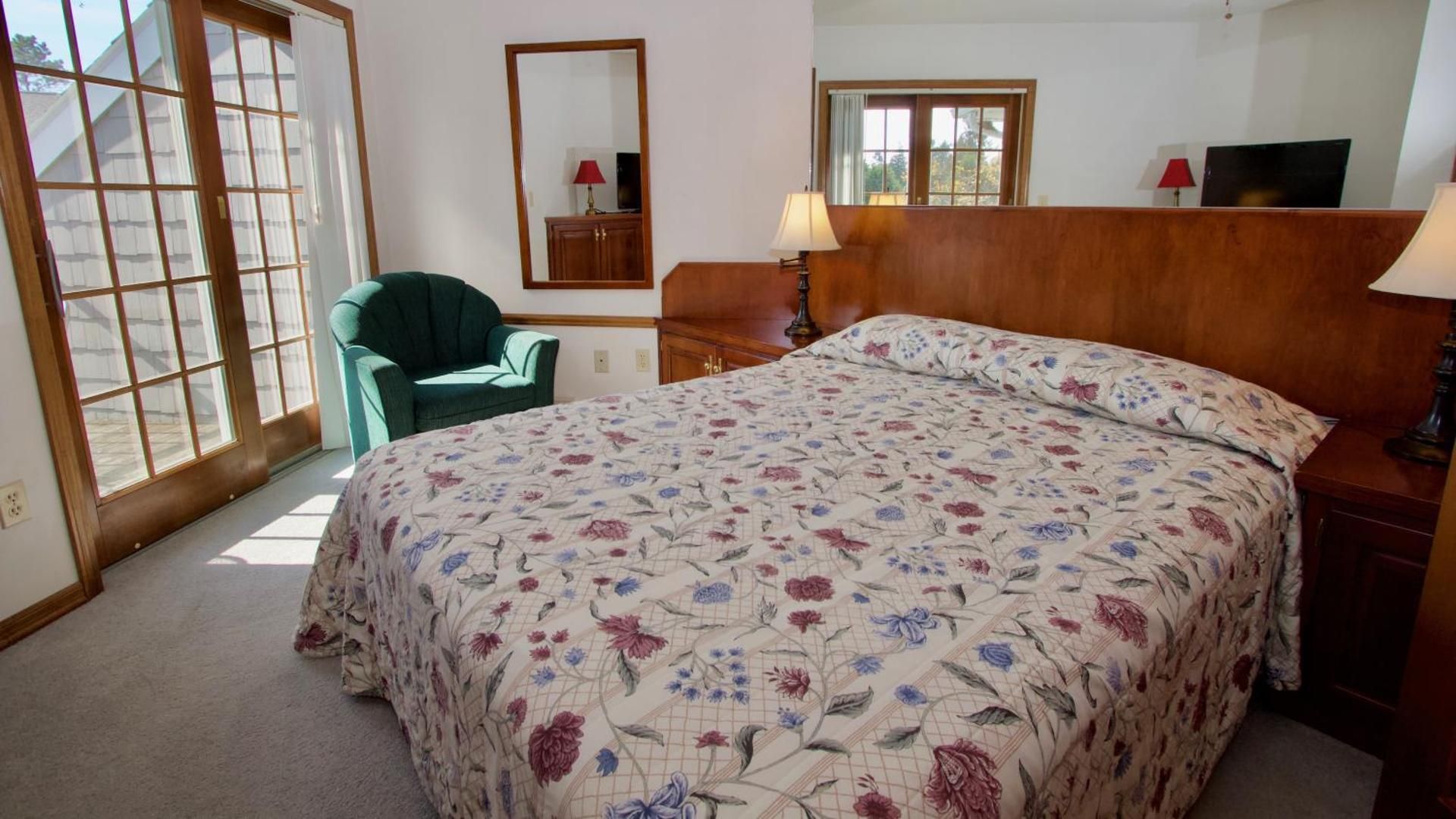 Queen Suite with Pool View