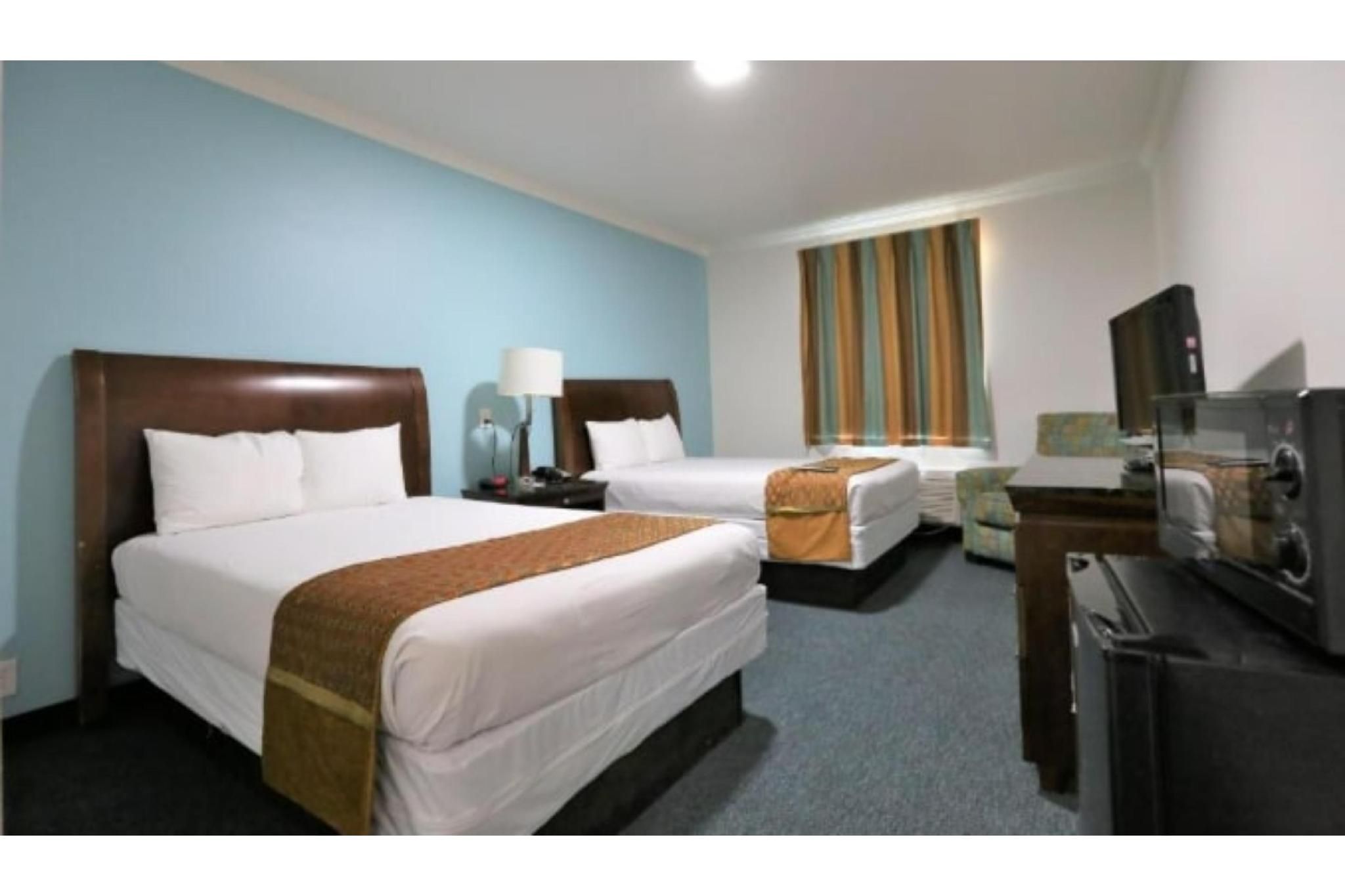 1 King Bed & 2 Queen Beds Non - Smoking