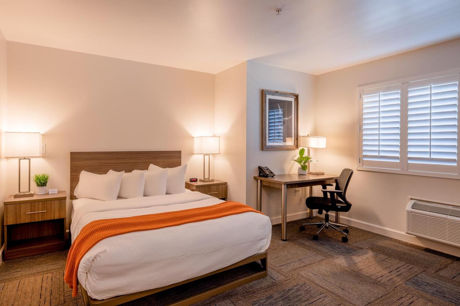 Deluxe Queen Room