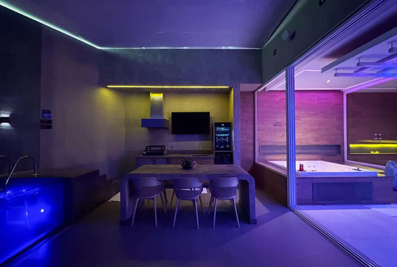 Queen Suite with Pool View