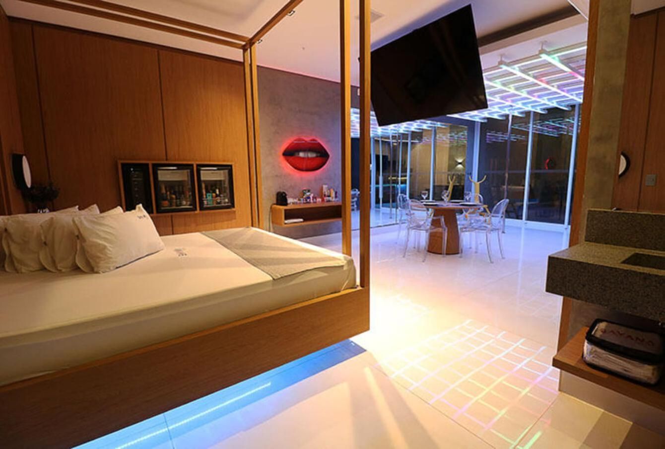 Queen Suite with Pool View