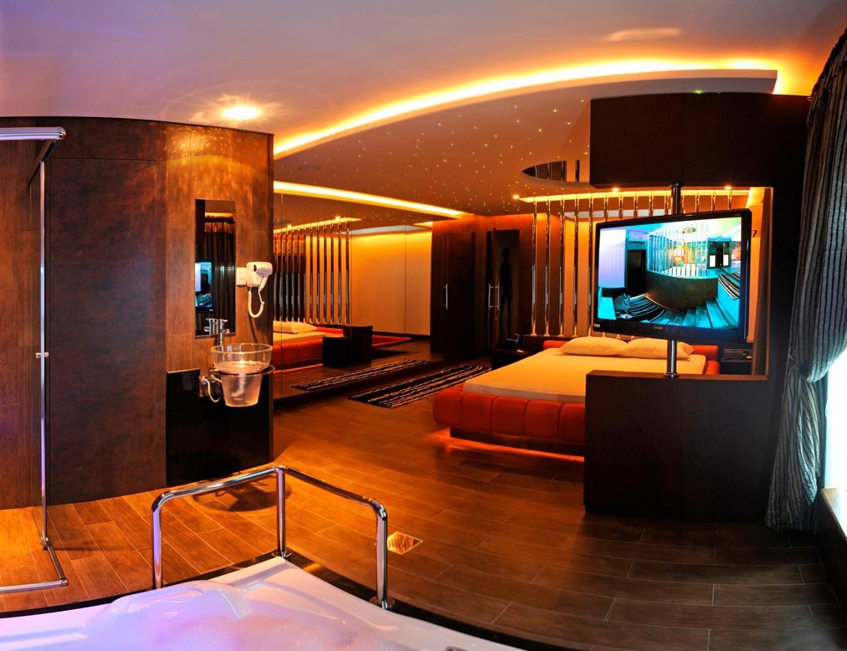 Deluxe Suite with Spa Bath