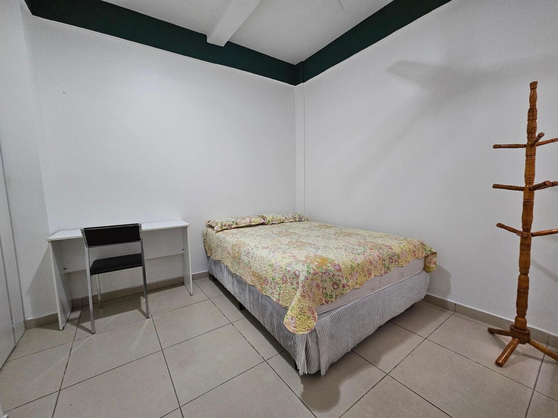Quarto Duplo com Duas Camas de Solteiro