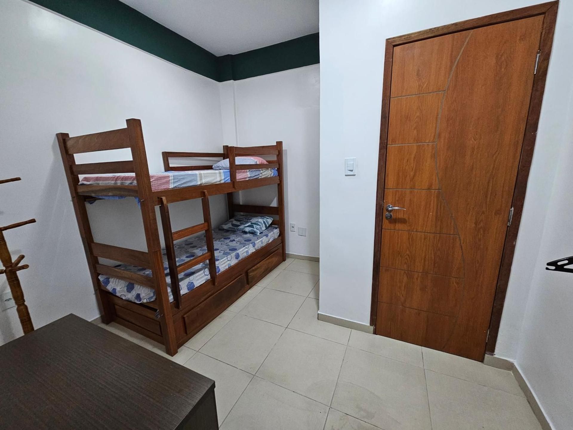 Quarto Duplo com Duas Camas de Solteiro