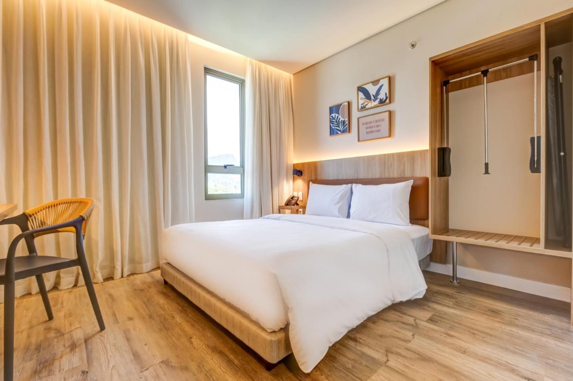 Queen Room with Roll-In Shower - Mobility Accessible/Non-Smoking