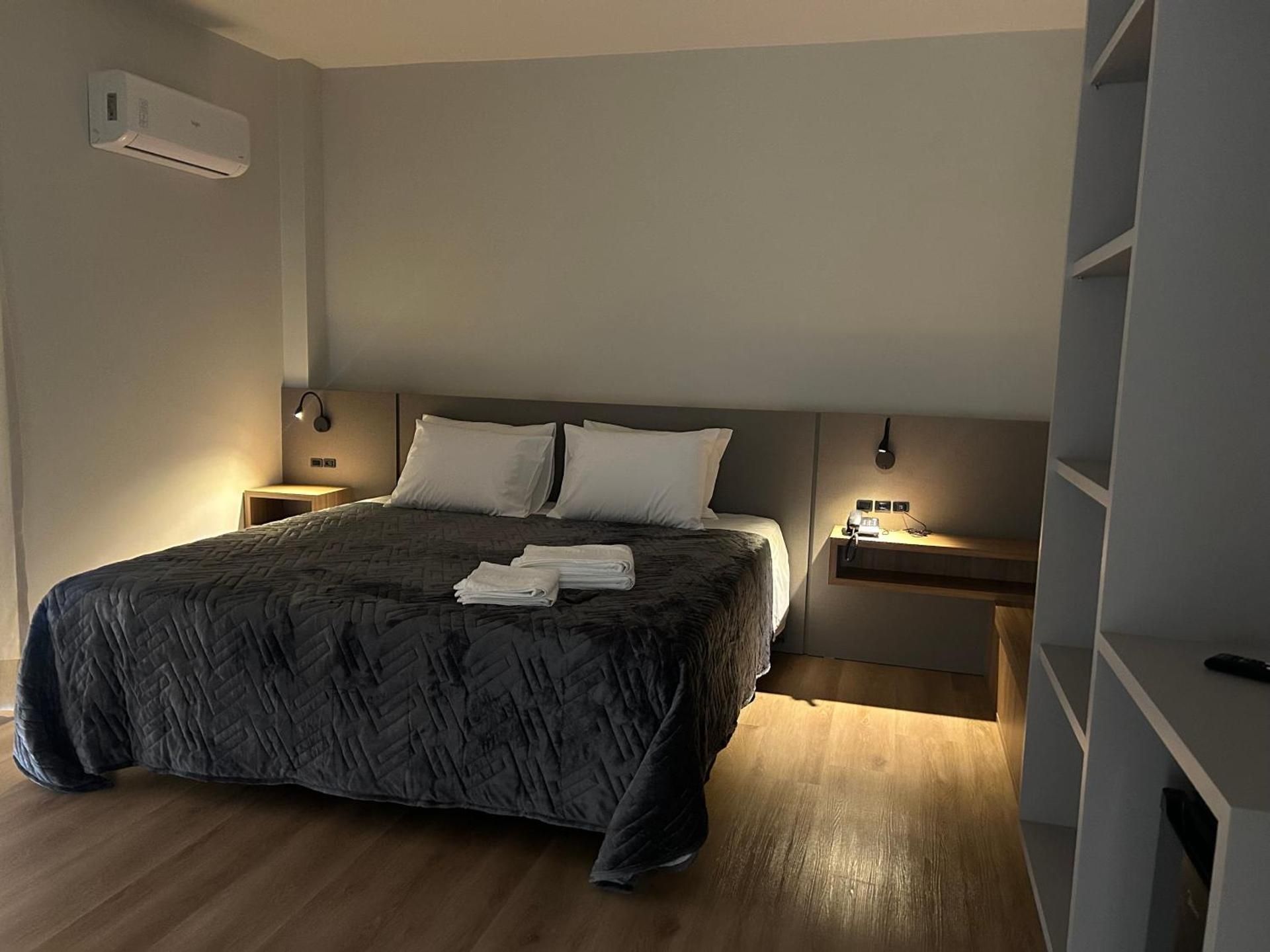 King Room with Roll-In Shower - Disability Access