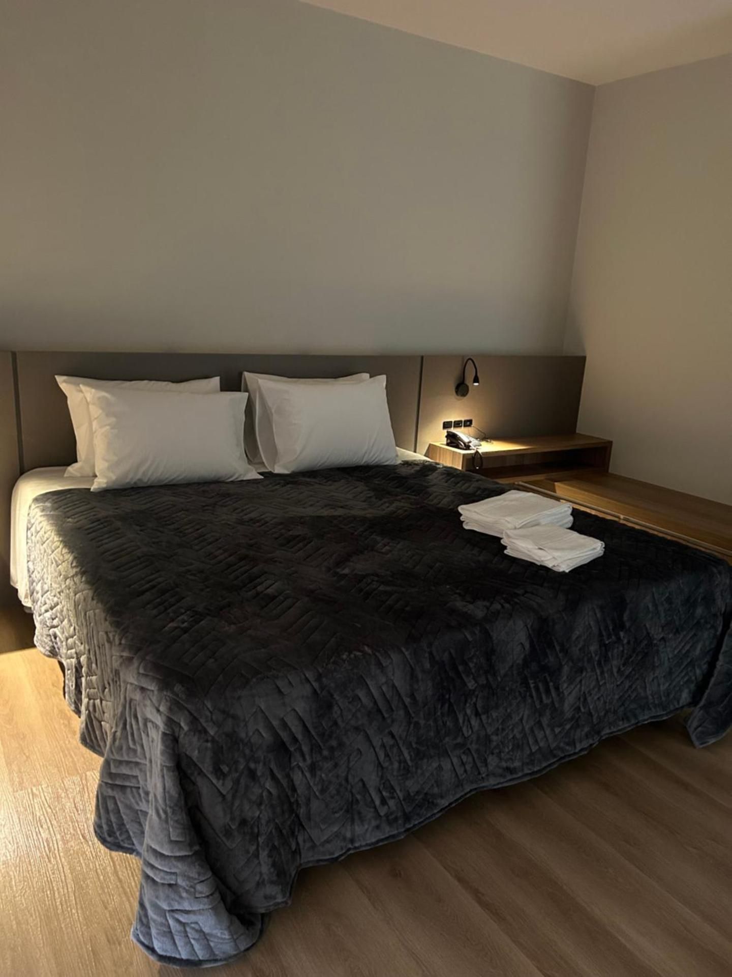 King Room with Roll-In Shower - Disability Access