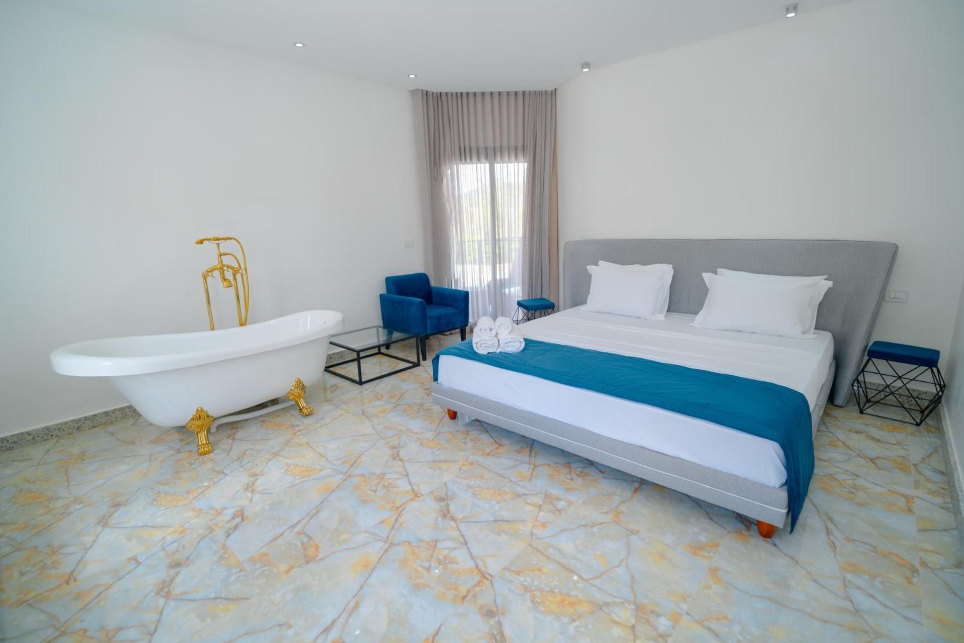 King Suite with Pool View