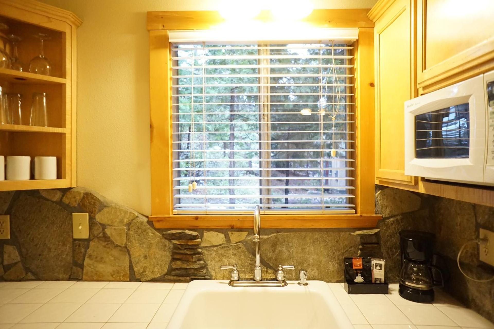 Shaver Lake Village Hotel Deluxe King Room 3