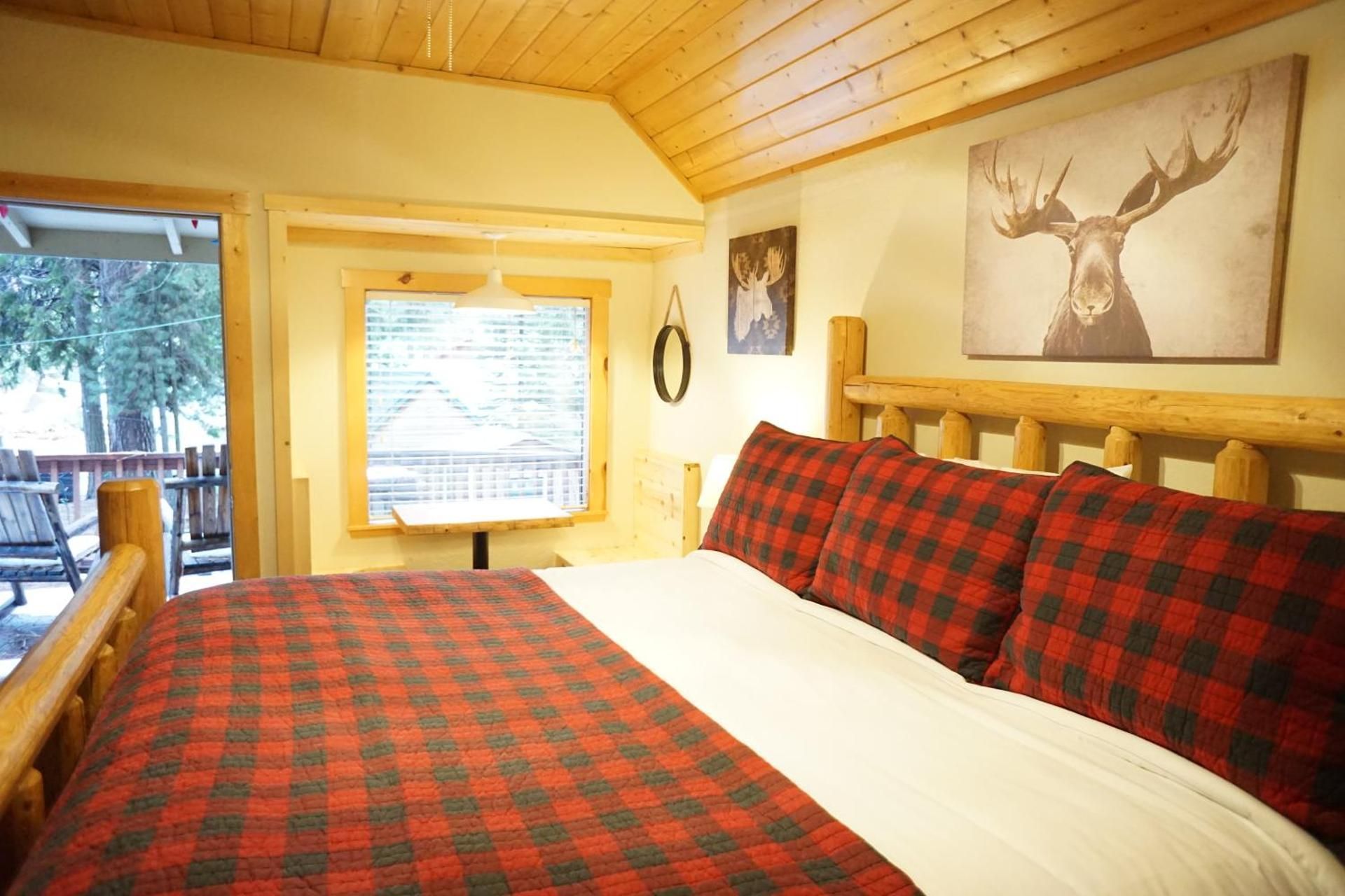 Shaver Lake Village Hotel Deluxe King Room