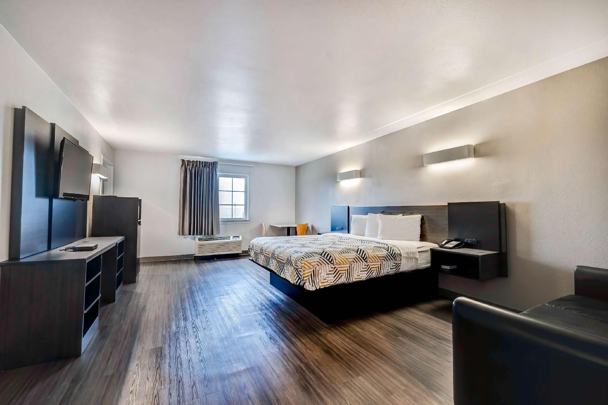 Motel 6 Mesquite, TX - Balch Springs 1 King Bed | Suite, Non-Smoking, Hot Tub 2