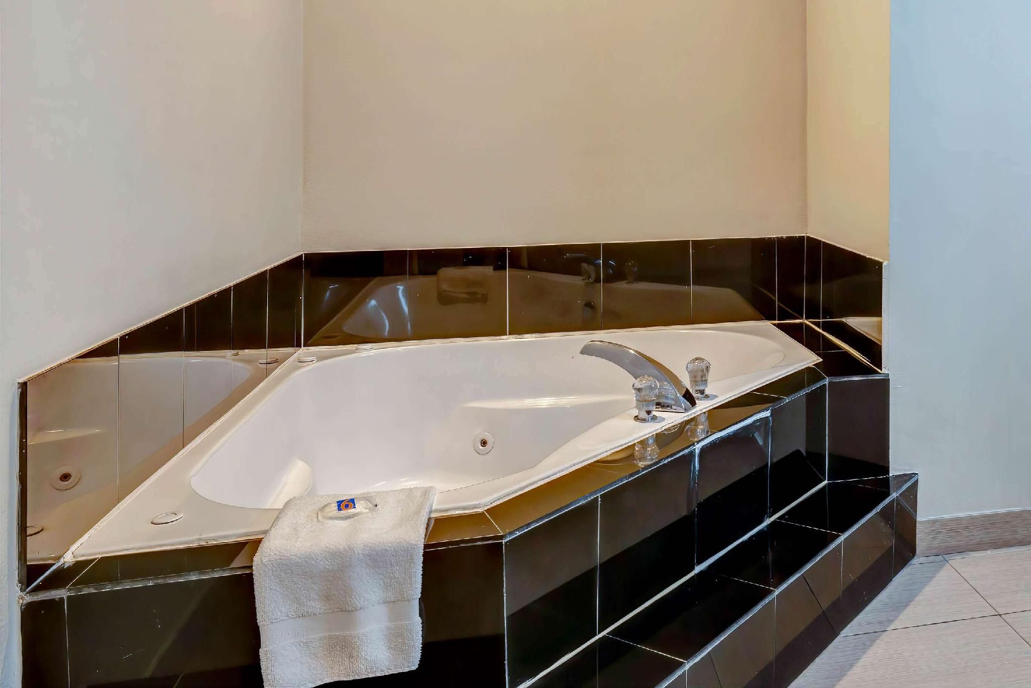 Motel 6 Mesquite, TX - Balch Springs 1 King Bed | Suite, Non-Smoking, Hot Tub 3