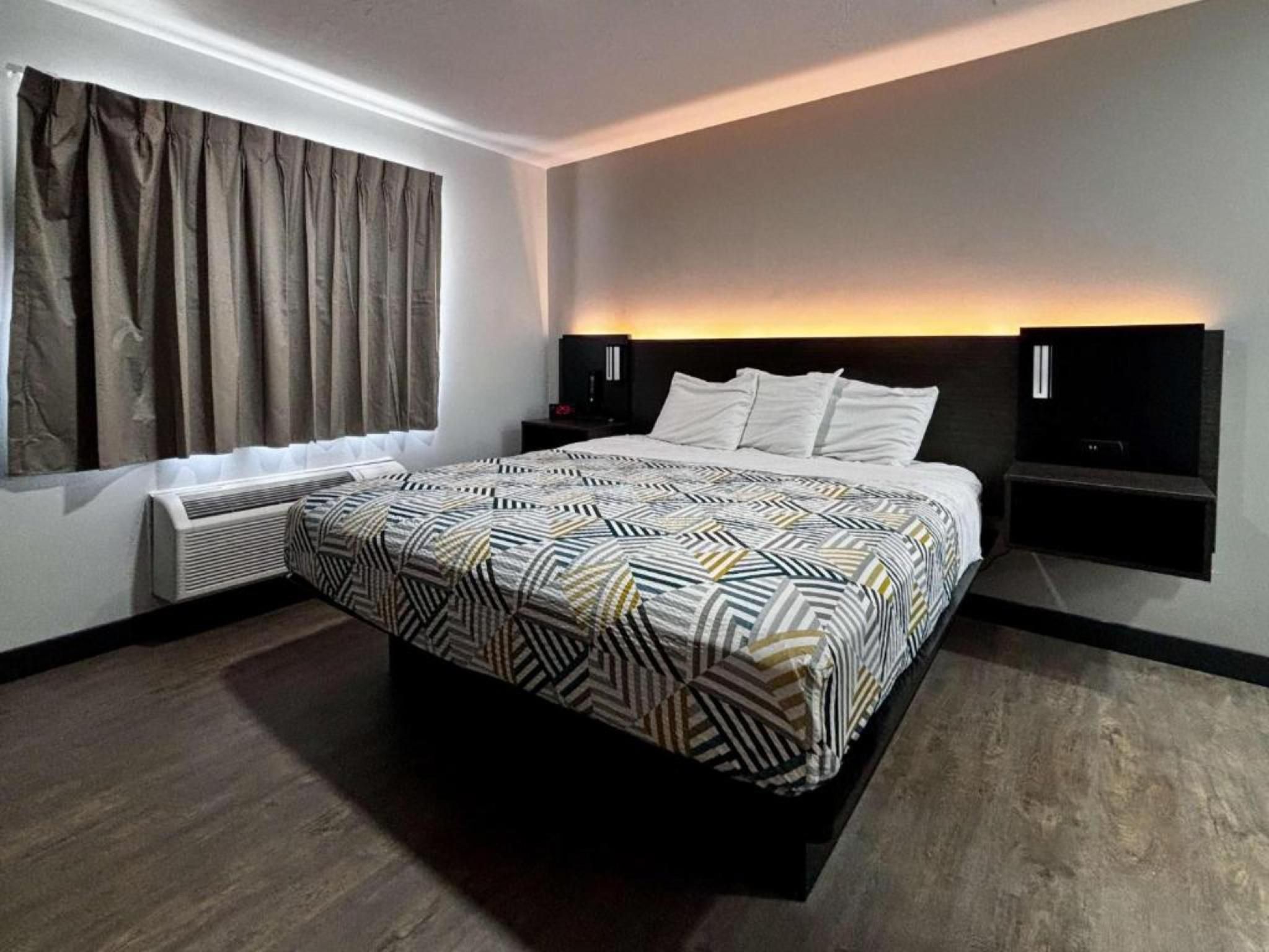 1 King Bed | Suite, Non-Smoking, Micfridge