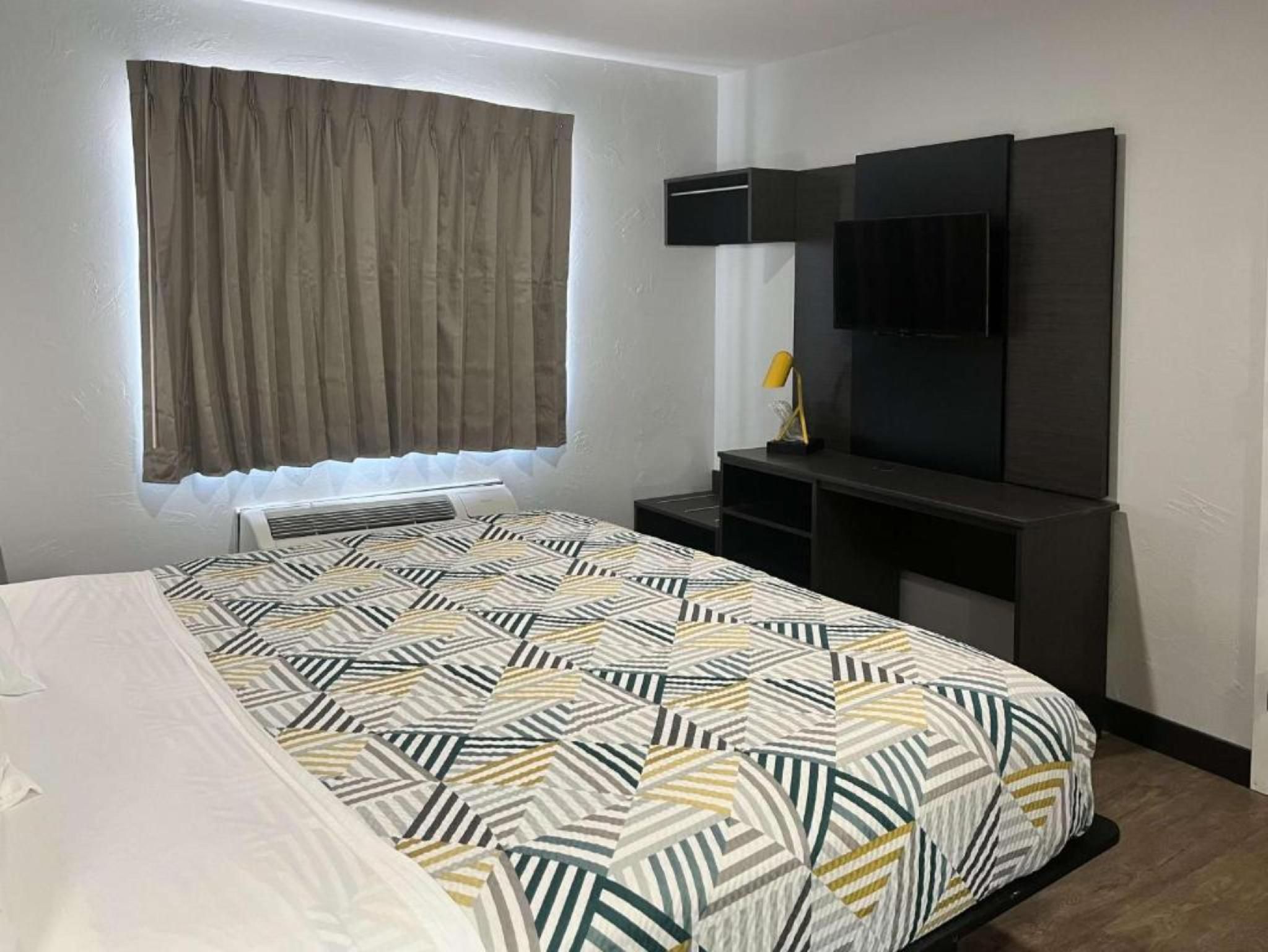 1 King Bed | Suite, Non-Smoking, Micfridge