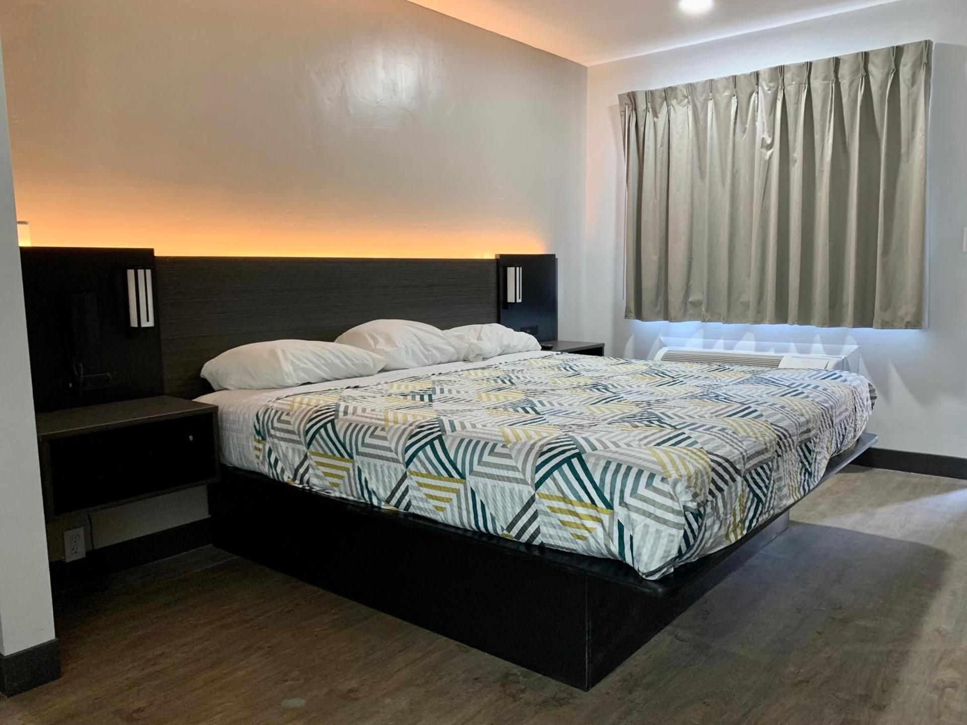 Motel 6 Ogden, UT - 21st Street King Room with Roll-In Shower - Disability Access 3