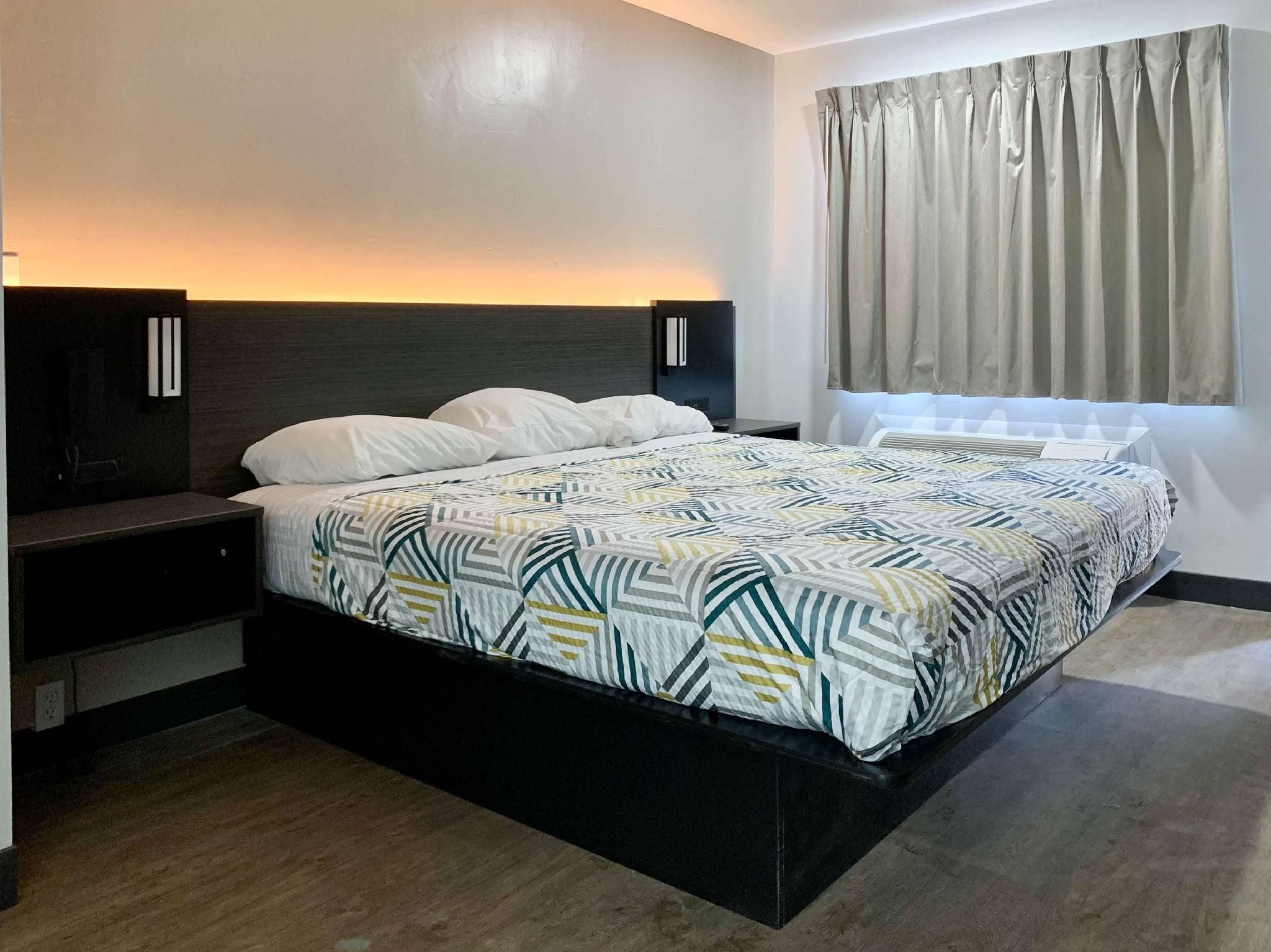 1 King Bed | Suite, Nsmk, Hot Tub, Micfridge