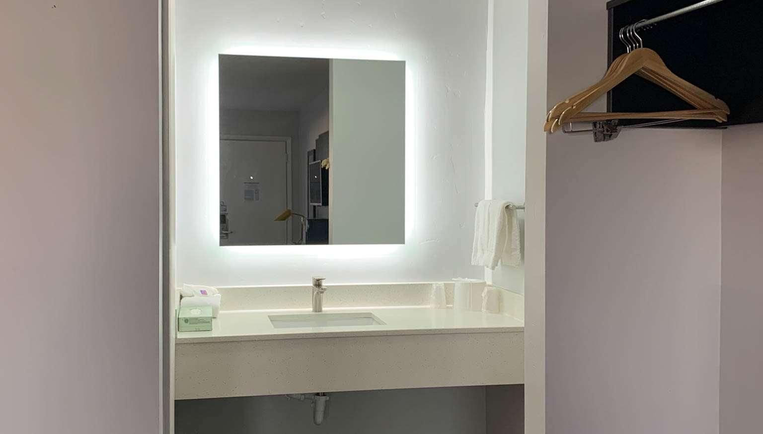 1 King Bed | Suite, Nsmk, Hot Tub, Micfridge