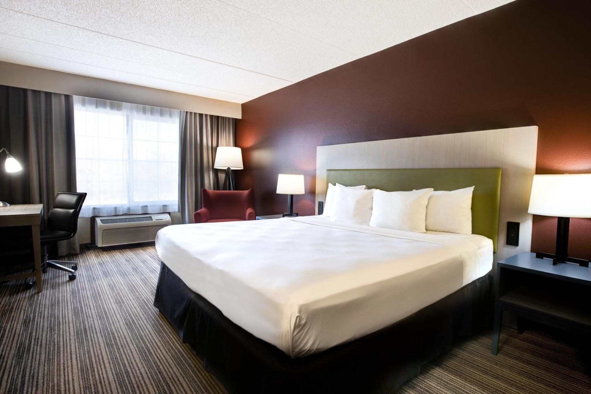 Comfort Inn & Suites St. Paul Northeast King Room - Accessible/Non Smoking