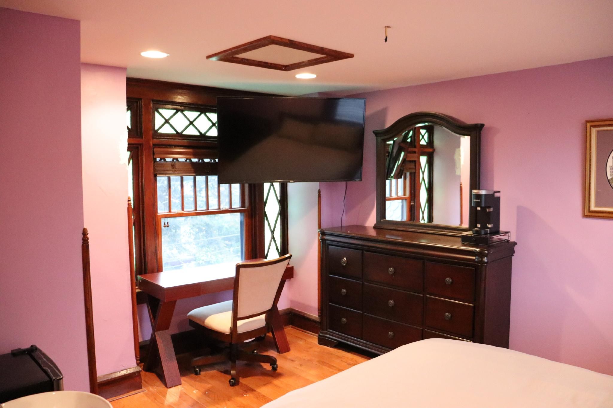 Queen-Private Bathroom-Room 2 Single Queen