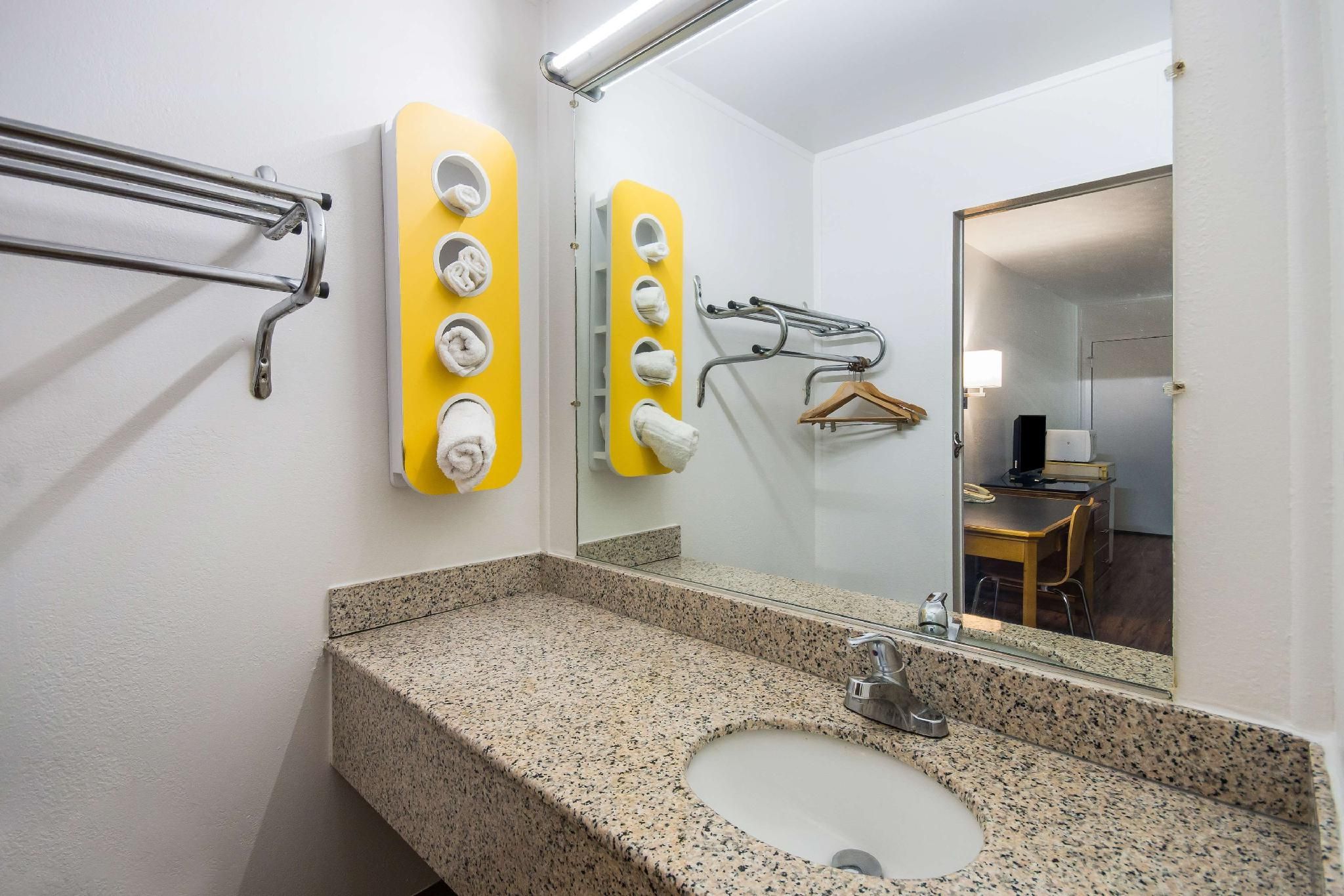 1 QUEEN BED | NON-SMOKING MICFRIDGE