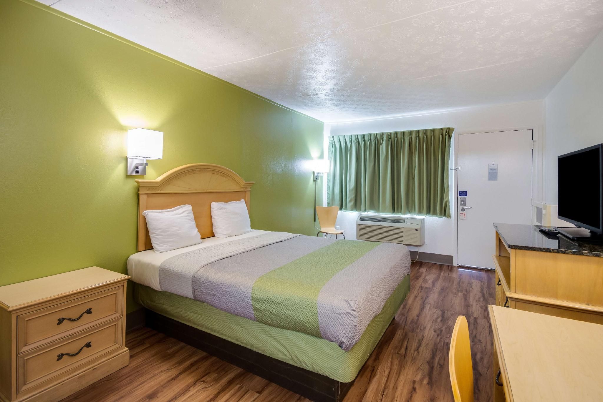 1 KING BED | MICFRIDGE NON-SMOKING