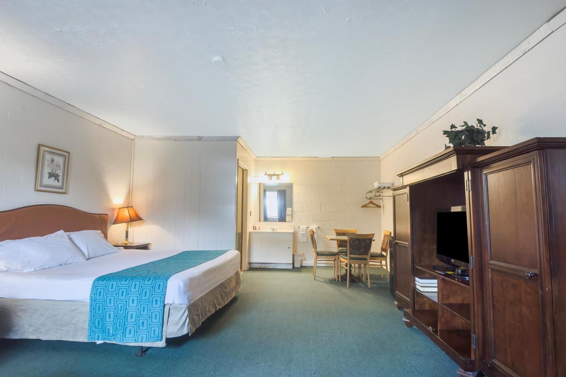 The Way Inn by OYO Spencer King Bed Non-Smoking