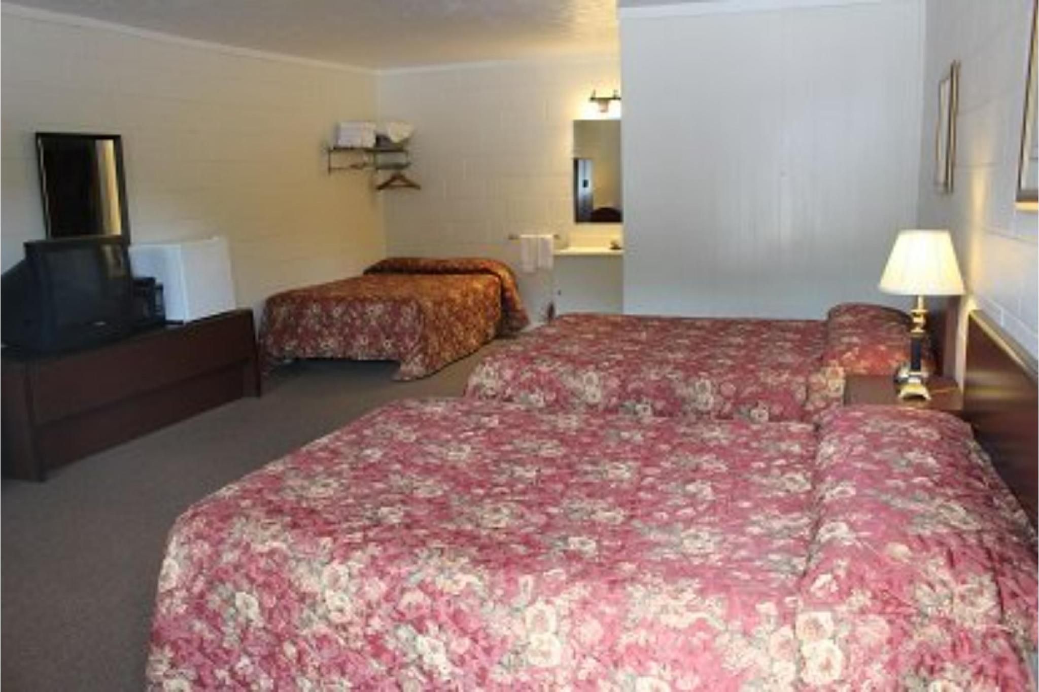 Deluxe 3 Queen Beds Suite Non-Smoking