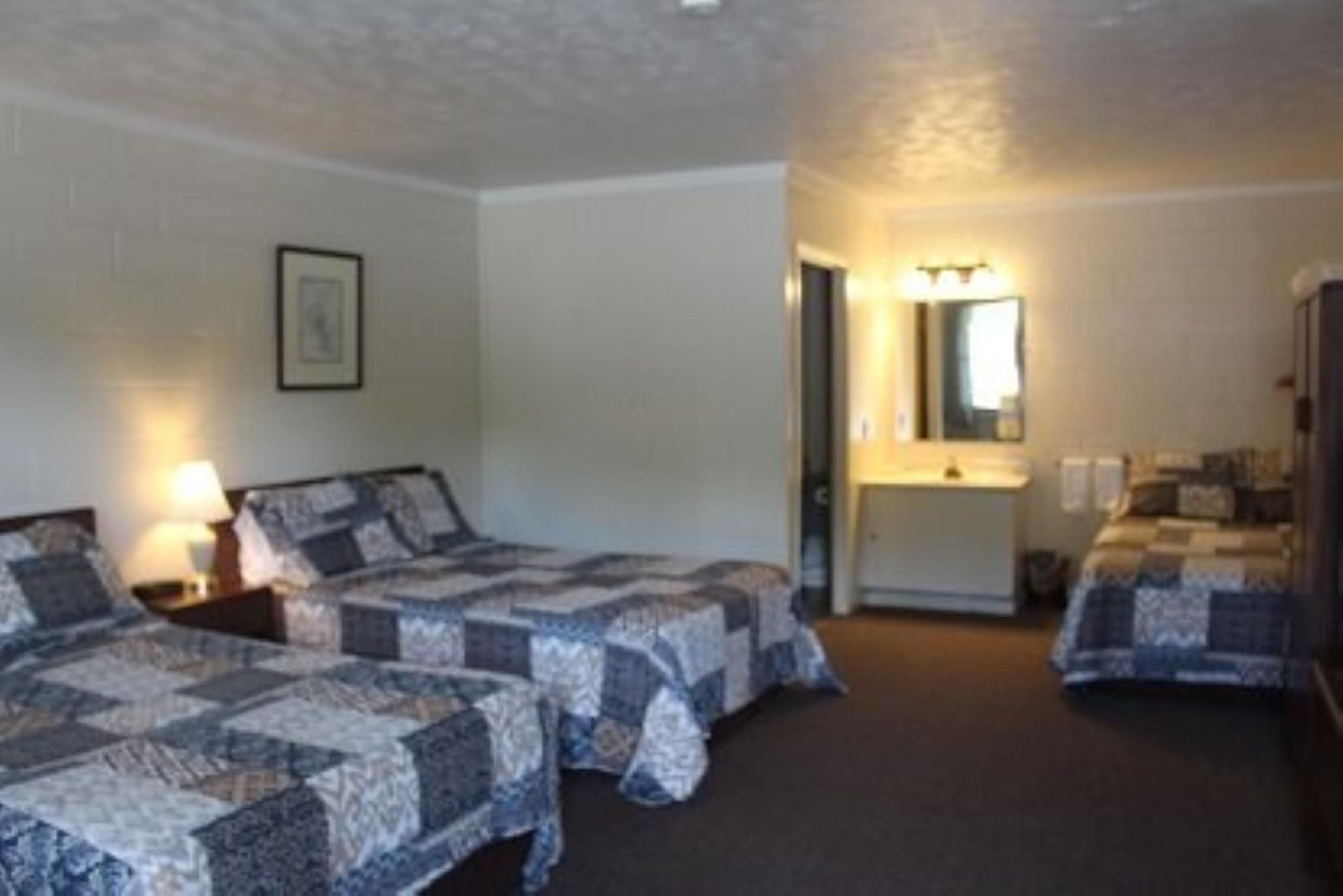 Deluxe 3 Queen Beds Suite Non-Smoking