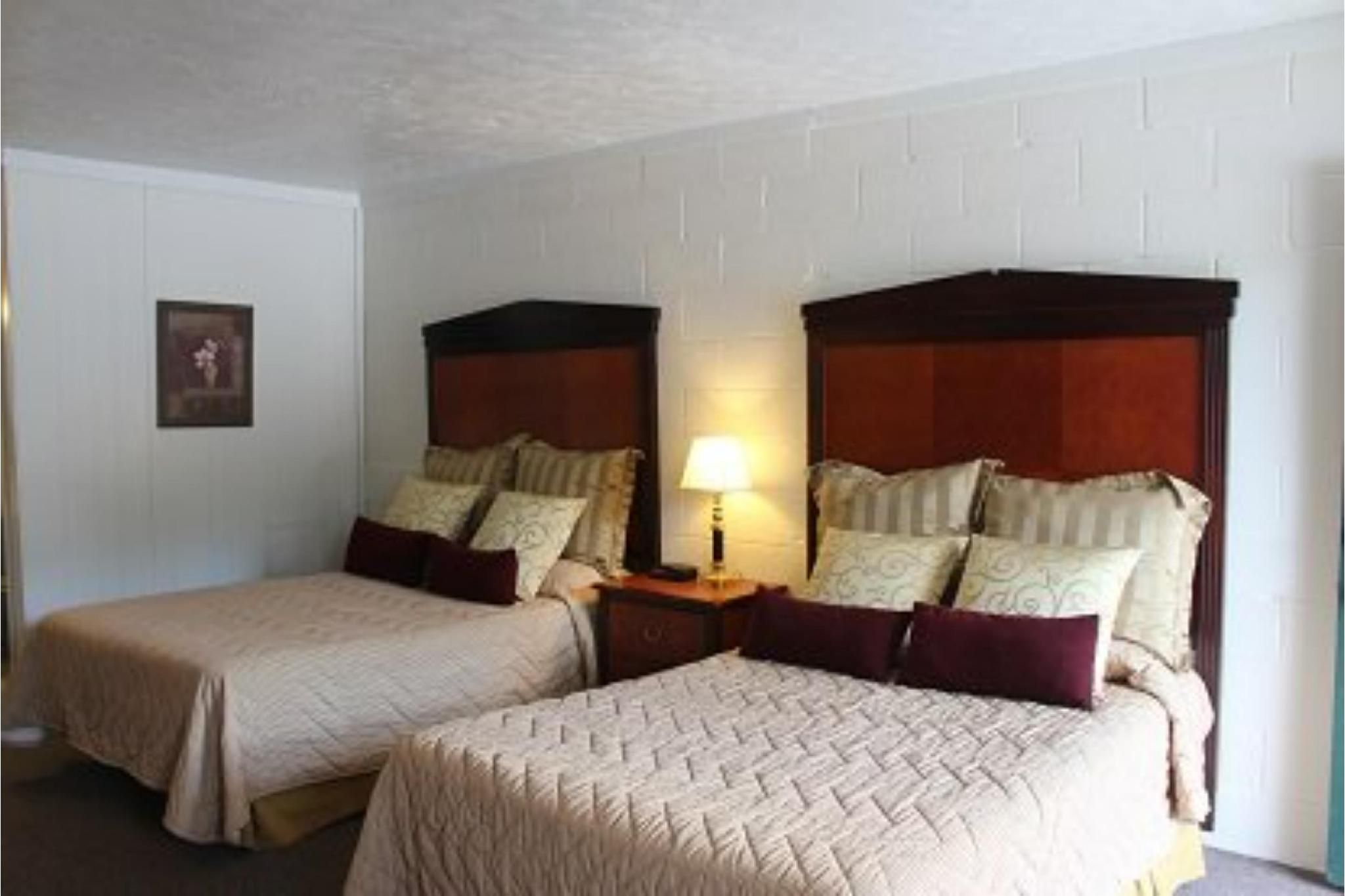2 Queen Bed Smoking