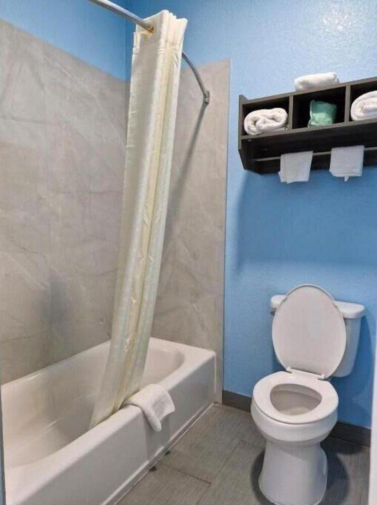 The Way Inn by OYO Spencer Deluxe 3 Queen Beds Suite Non-Smoking 3