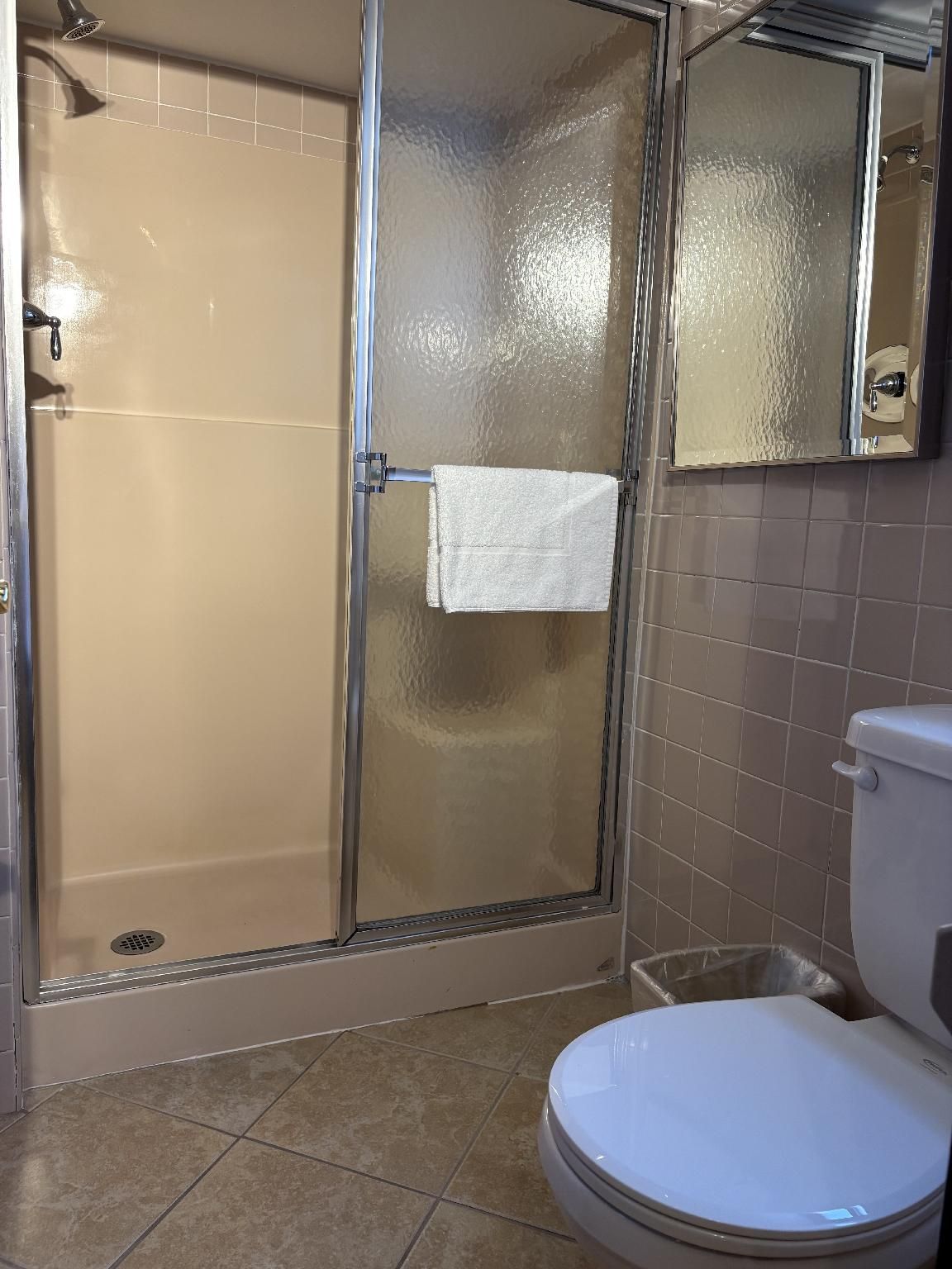 Chalet Inn & Suites Centerport Two Bed Room 2