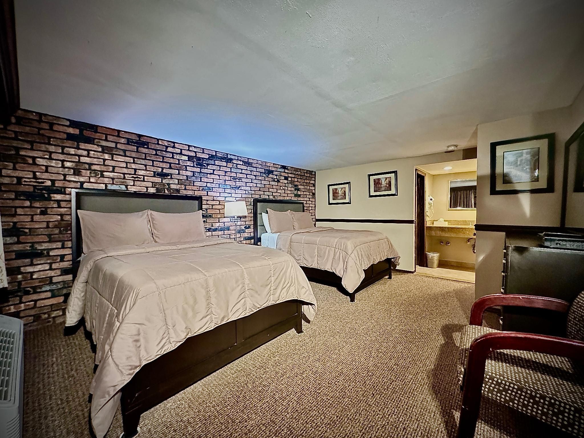 Chalet Inn & Suites Centerport Two Bed Room