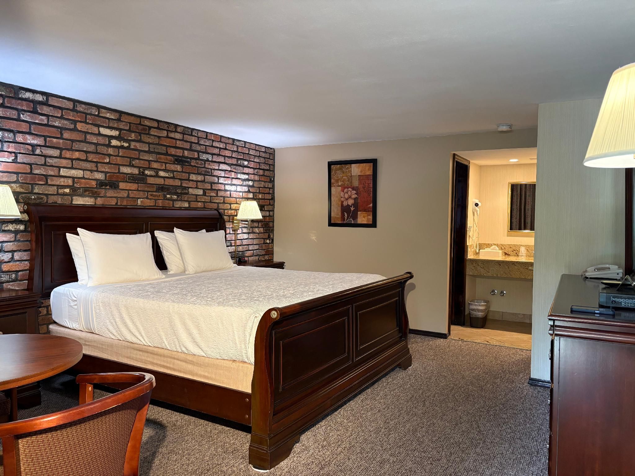 Chalet Inn & Suites Centerport Standard King Room