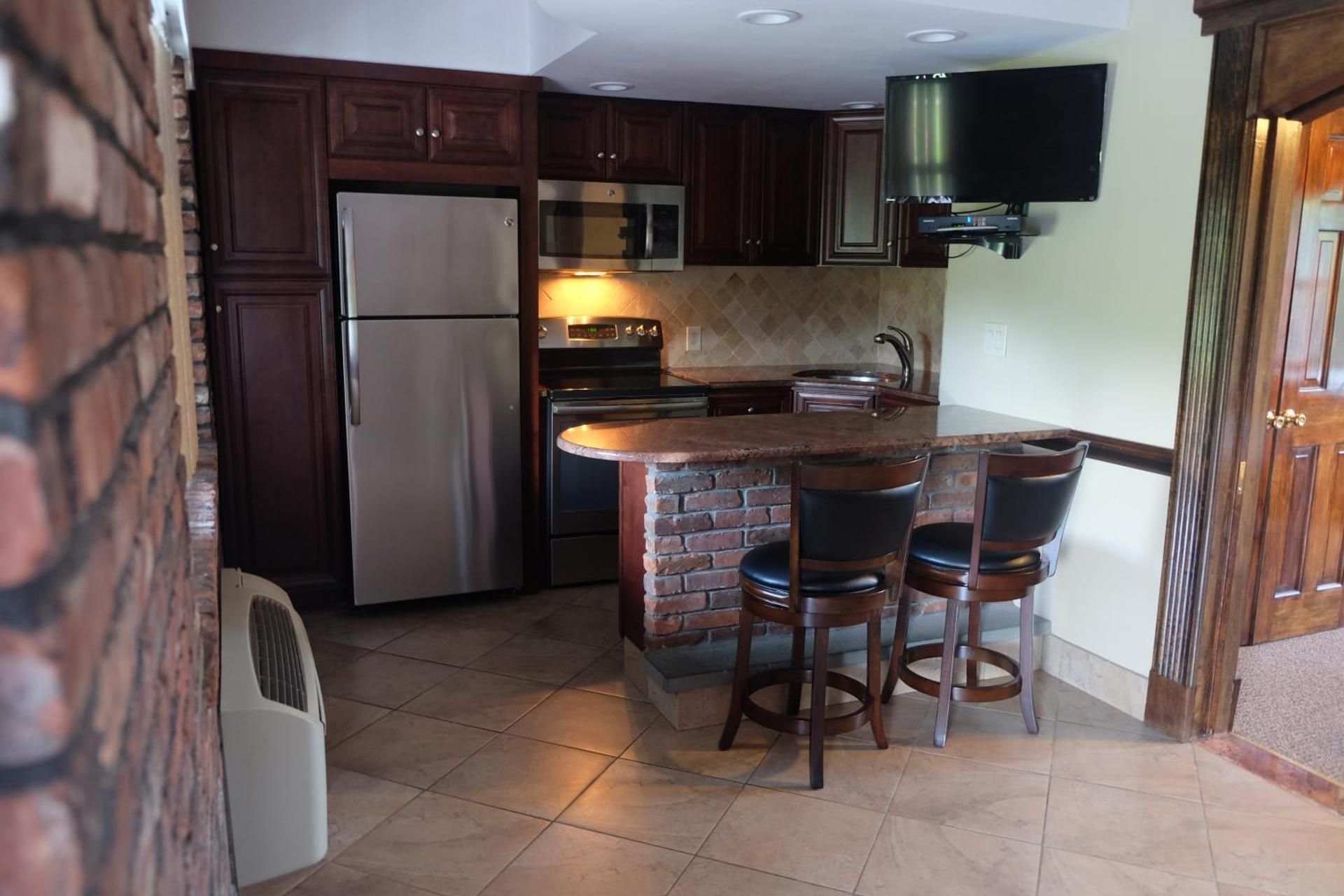 Deluxe Queen Suite