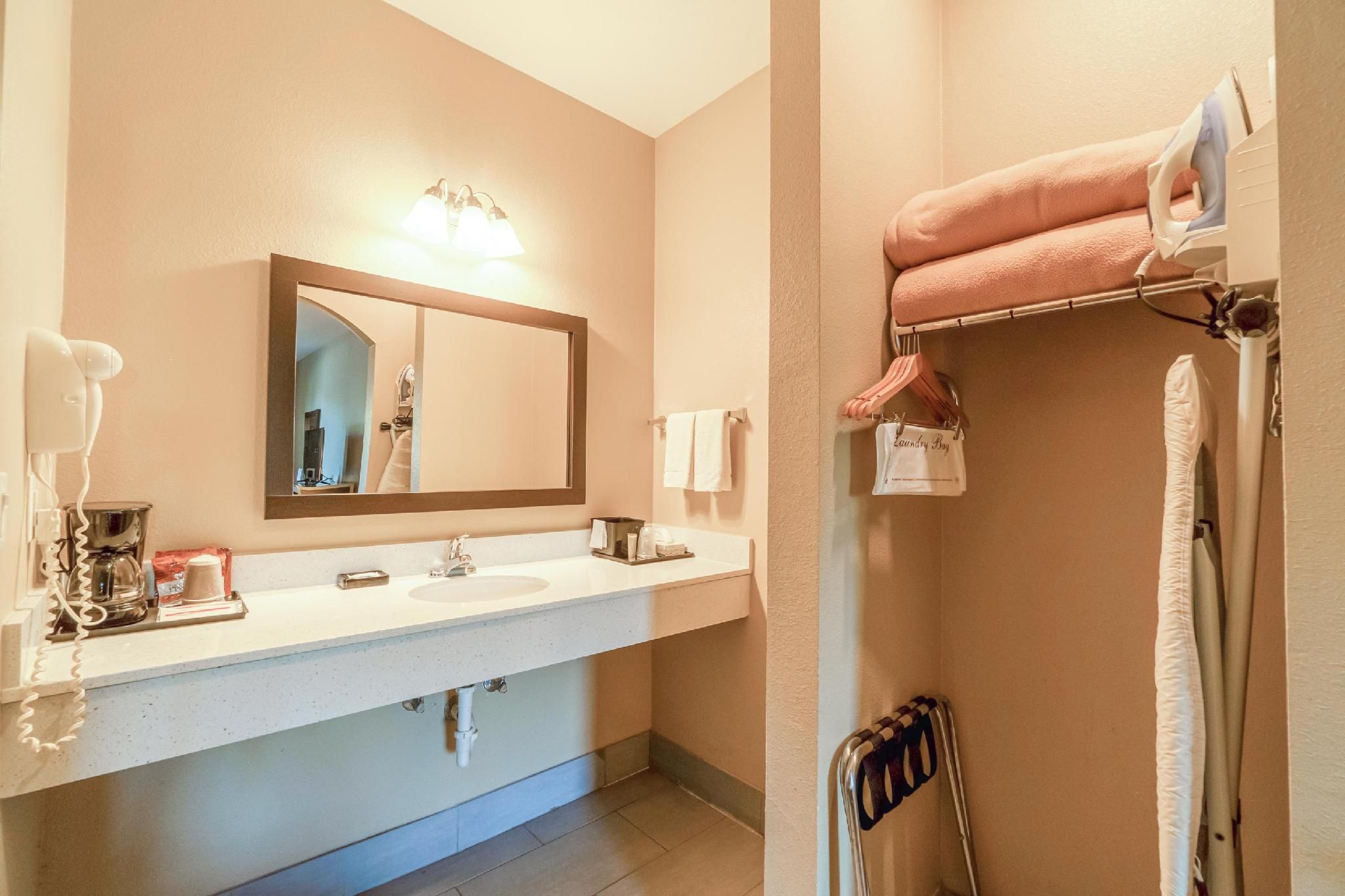 Moulton Inn & Suites By OYO Near Shiner TX  2 Queen Beds with Kitchenette Non-Smoking 3