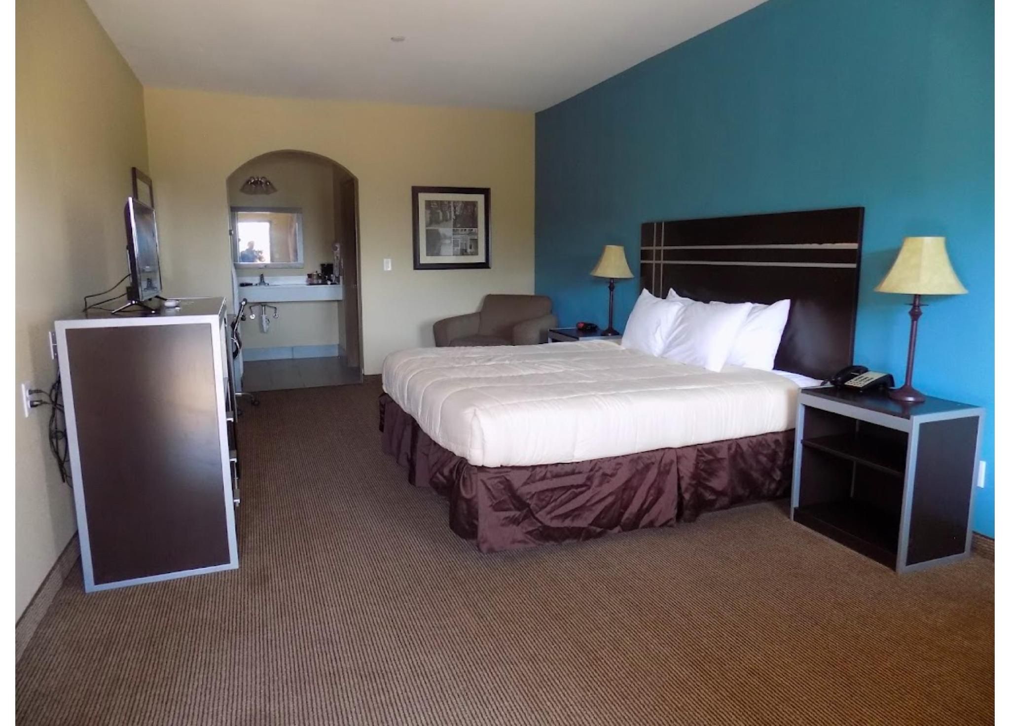 Moulton Inn & Suites By OYO Near Shiner TX  King Bed Non-Smoking