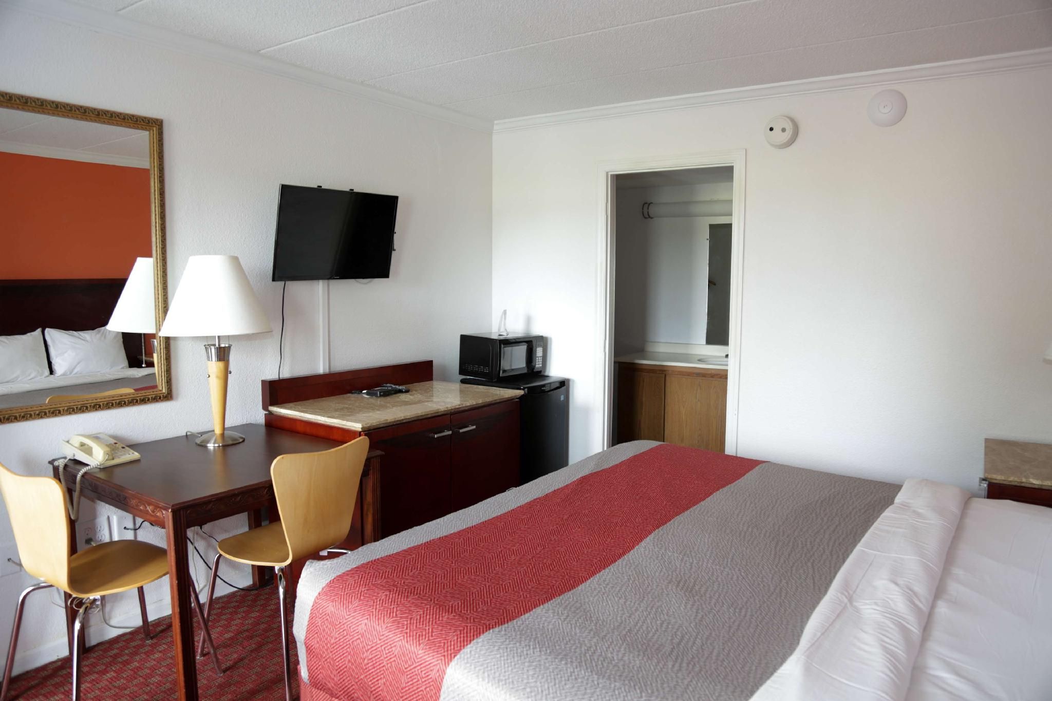 Motel 6 Dayton, OH 1 King Bed | Non-Smoking, Micfridge 2