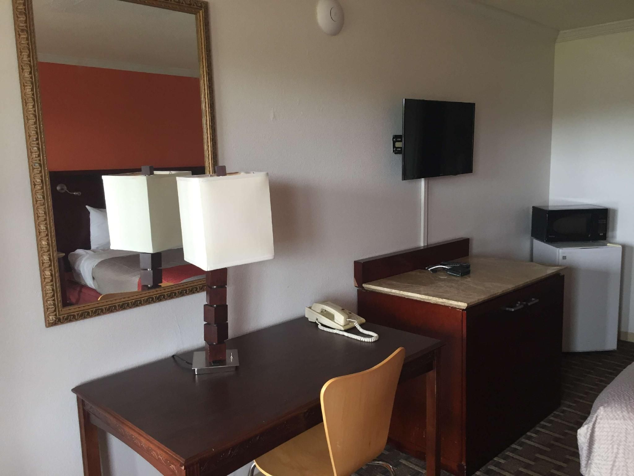 Motel 6 Dayton, OH 1 King Bed | Non-Smoking, Micfridge 3