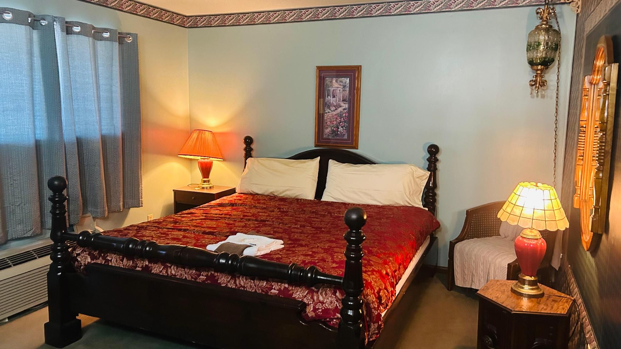 Victorian Inn by Capital O Superior NE King Bed Non-Smoking 3