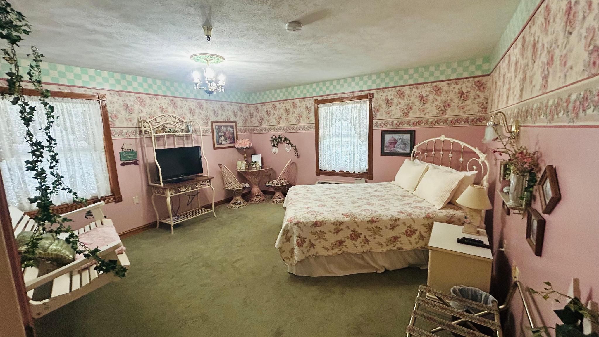 Victorian Inn by Capital O Superior NE Queen Bed Non-Smoking 2