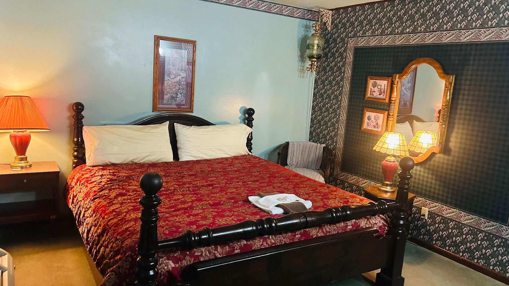 Victorian Inn by Capital O Superior NE King Bed Non-Smoking