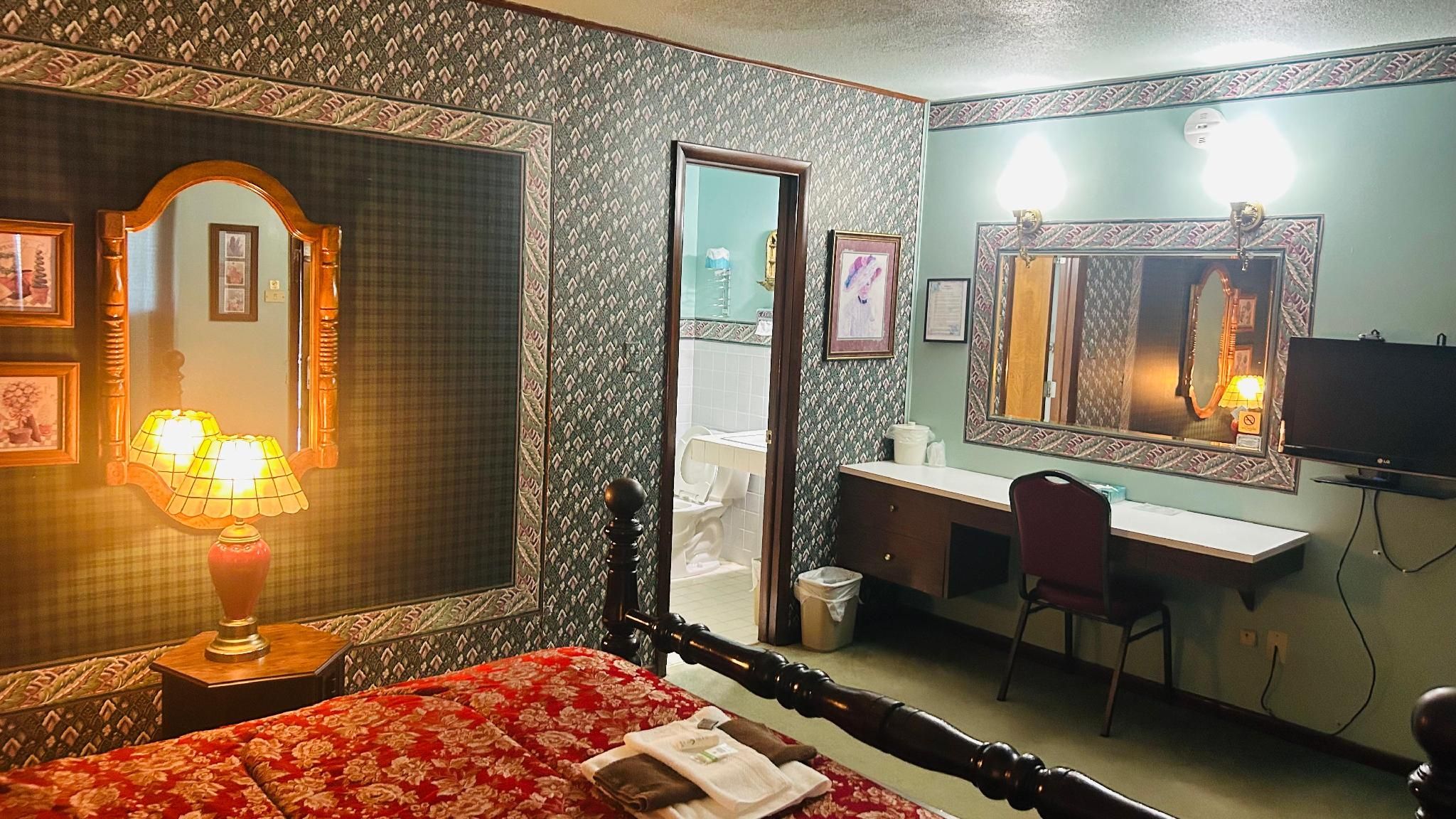 Victorian Inn by Capital O Superior NE King Bed Non-Smoking 2