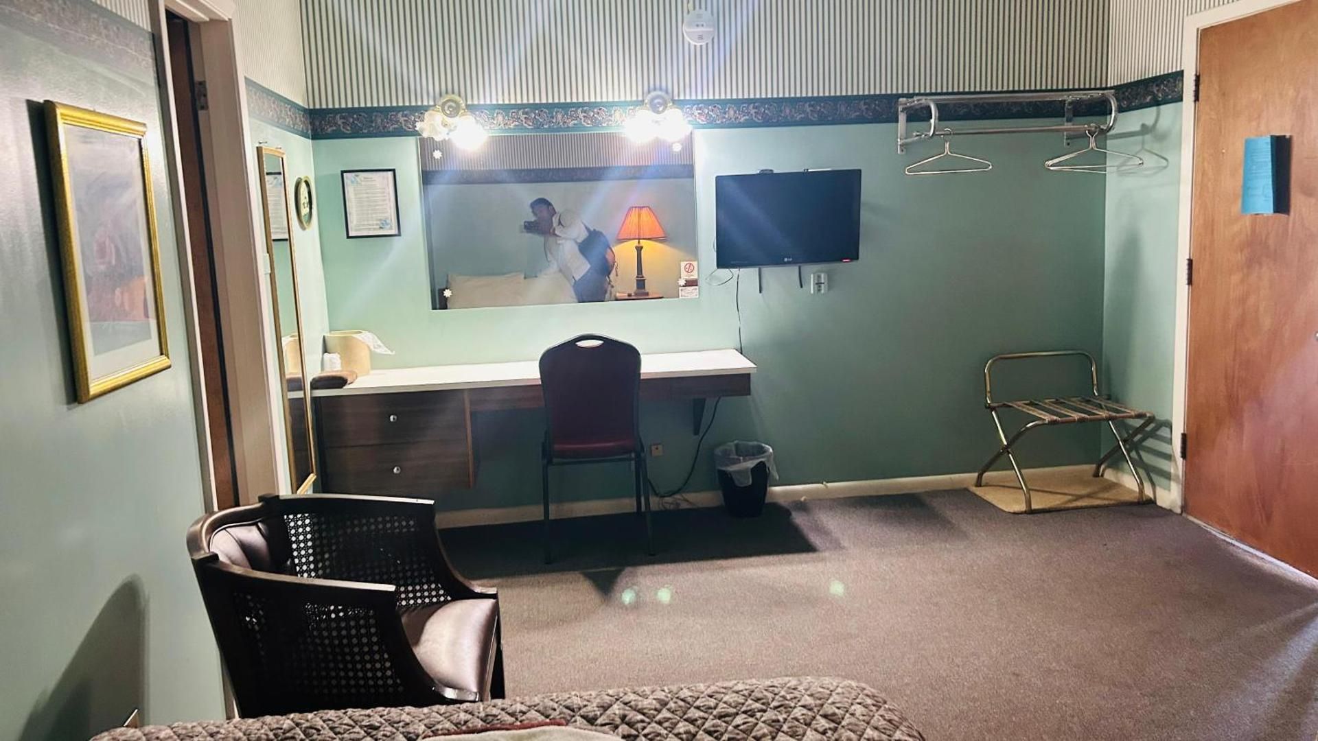 1 Full Bed and 1 Single Bed