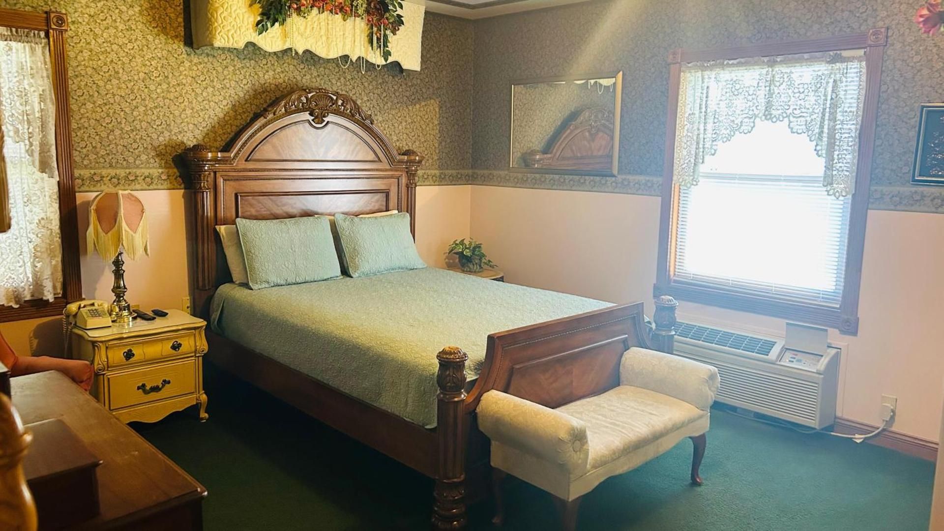 Victorian Inn by Capital O Superior NE Queen Bed Non-Smoking