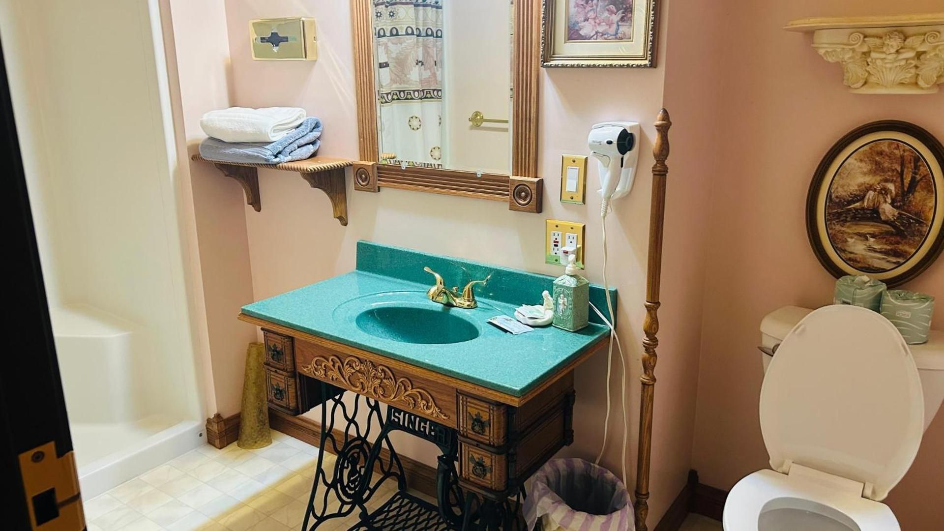 Victorian Inn by Capital O Superior NE Queen Bed Non-Smoking 3