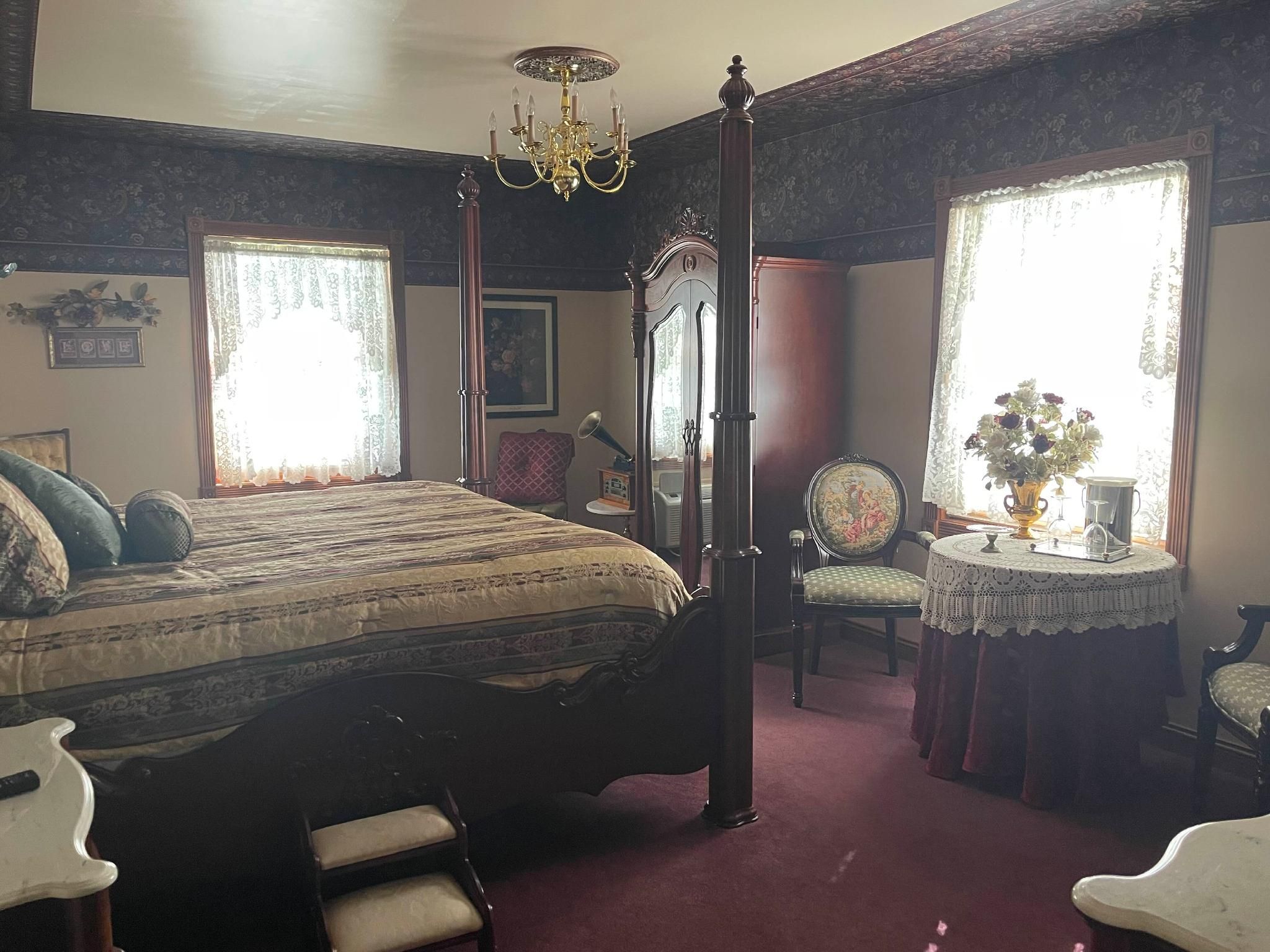 Grand Room - King Bed Non-Smoking