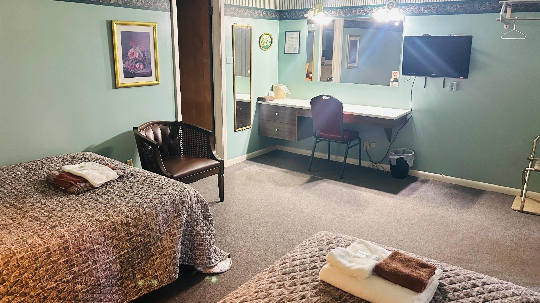 1 Full Bed and 1 Single Bed