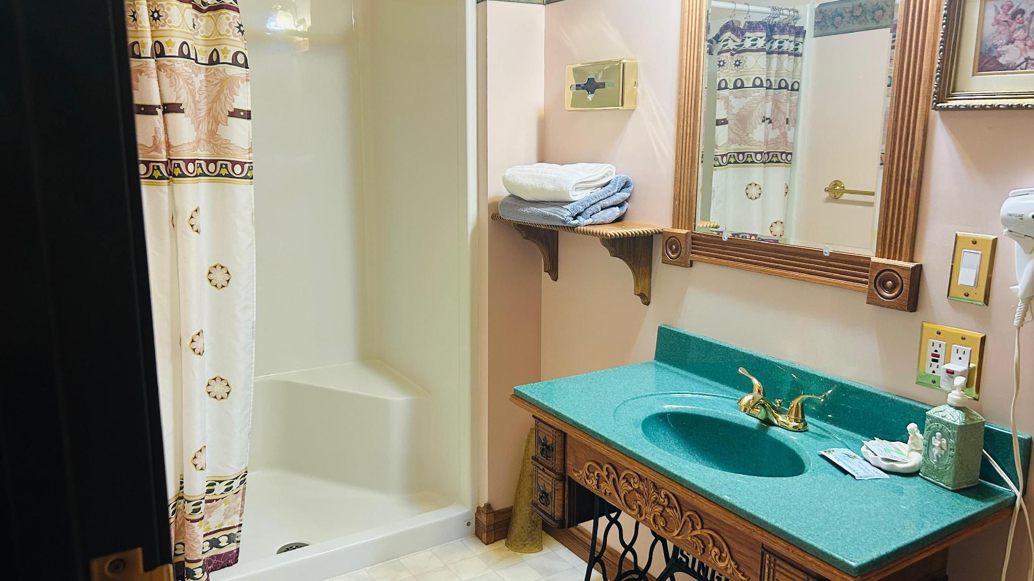 Victorian Inn by Capital O Superior NE Premium 1 King Bed and 1 Queen Bed Non-Smoking 3