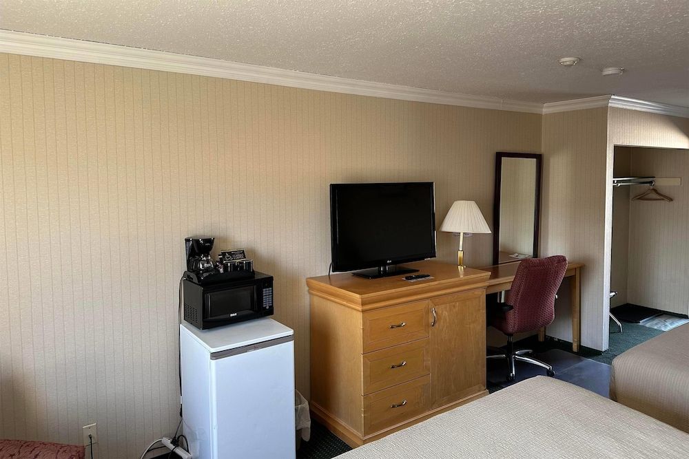 Travelodge by Wyndam Chetwynd Room, 2 Queen Beds, Smoking 5